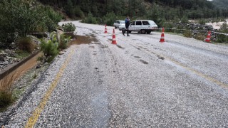 Namnam çayında su seviyesi yükseldi, yol çöktü