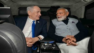 Netanyahu, Hindistan Başbakanı Modiyi Hint kıyafeti giyerek karşıladı