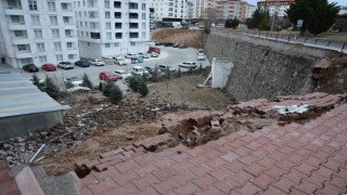 Nevşehirde 15 metre yüksekliğindeki istinat duvarı çöktü