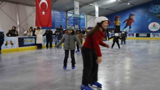 Nevşehirde mobil buz pateni pisti hizmete açıldı
