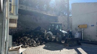 Niğde Kalesinde istinat duvarı çöktü