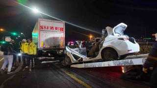 Niğdede feci kaza: Tıra çarpan otomobilin sürücüsü hayatını kaybetti