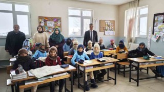 Niğdeli kadınlar Ahlatlı köy çocuklarının içini ısıttı