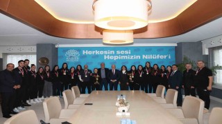 Nilüferin şampiyon kızları kupaları Başkan Şadi Özdemire getirdi