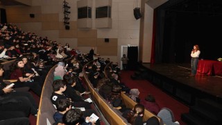 Nilüferli öğrenciler yazar Melis Sena Yılmaz ile buluştu