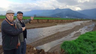 Ödemişte baraj tahliye suyu sel oldu, geçtiği tarlaları küçülttü