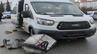 Öğrenci servisi ile çarpışan motokurye kaldırıldığı hastanede hayatını kaybetti