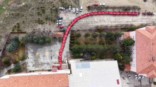 Öğrenciler, 150 metrelik dev Türk bayrağıyla okula giriş yaptı