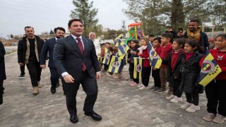 Öğrenciler kaymakamı Fenerbahçe bayraklarıyla karşıladı
