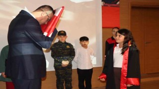 Öğrencilerin ay yıldız temalı gösterisi göğüs kabarttı