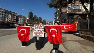 Öğrencilerin bayrak sevgisi yollara taştı: Sürücüler karşılıksız bırakmadı