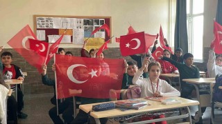 Öğrencilerin okul heyecanı ay yıldızlı Türk bayrağıyla taçlandı