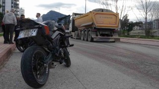 Okul dönüşü kamyon ile çarpışan motosikletteki 2 genç yaralandı
