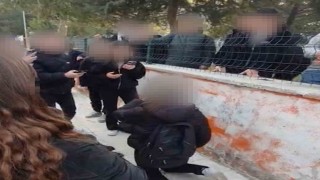 Okul önünde akran zorbalığı kameraya yansıdı: Diz çöktürüp zorla özür dilettiler