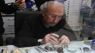 Okuldan vazgeçti, ömrünü akrep ve yelkovana adadı