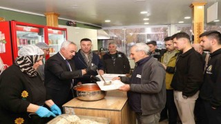 Oltu Belediyesi günlük 500 kişiye iftar yemeği veriyor