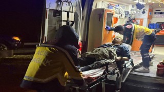 Önce refüje ardından bariyerlere çarptı: 2 yaralı