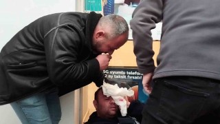 Orduda rüzgarda düşen tabela kafasına çarpan belediye işçisi yaralandı