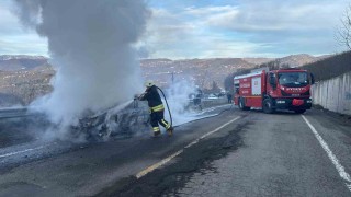Orduda yanan otomobilden geriye demir yığını kaldı