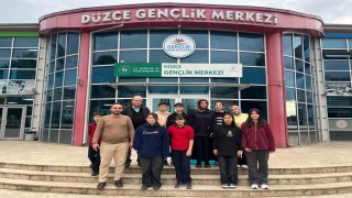 Ortaokul öğrencileri gençlik merkezinde