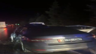 Osmaniyede bariyerlere çarpan otomobil hurdaya döndü: 3 yaralı