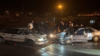Osmaniyede iki otomobil kafa kafaya çarpıştı: 4 yaralı