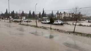 Osmaniyede servis aracı mahsur kaldı, birçok bölgede su taşkını yaşandı