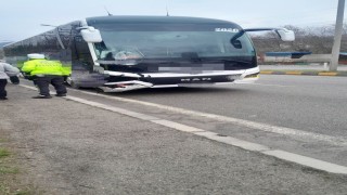 Otobüsle çarpışan motosiklet sürücüsü hayatını kaybetti