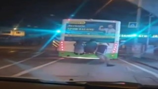 Otobüsün arkasına tutunan çocuklar yürekleri ağza getirdi