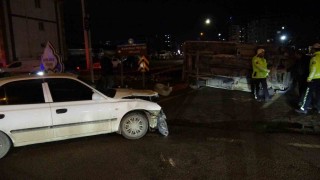 Otomobil ile çarpışan kamyonet devrildi: 1 yaralı