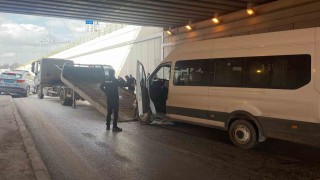 Otomobil ile servis aracı çarpıştı: 5 yaralı