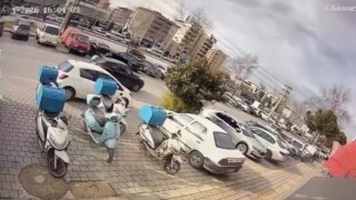 Otomobil sürücüsü ile motosikletli kurye arasındaki gerginlik kamerada