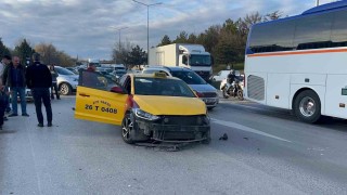 Otomobil ticari taksiye çarptı, 3 kişi yaralandı