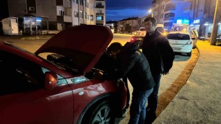 Otomobilin motoruna sıkışan kedi için seferber oldular
