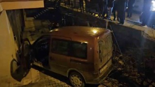 Otomobille çarpışan hafif ticari araç apartman boşluğuna savruldu: 2 yaralı