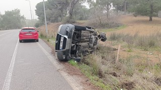 Otomobille çarpışan hafif ticari araç yan yattı: 2 yaralı