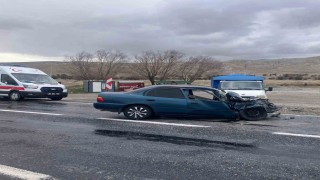 Otomobillerin çarpıştığı kazada sürücülerden biri yaralandı