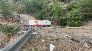 Otoyolda tır bariyerlere çarpıp şarampole yuvarlandı: 2 yaralı