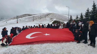 Özel eğitim öğrencileri Akdağ zirvesinde Türk bayrağı açtı