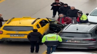 Park halindeki aracın açılan kapısına taksi çarptı