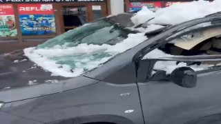 Park halindeki aracın üzerine çatıdan kar kütlesi düştü