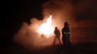 Park halindeki otomobil alevlere teslim oldu