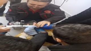 Parmağı akıllı tahtaya sıkışan öğrenci itfaiye ekiplerince kurtarıldı