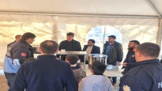 Pasinler Belediyesinden vatandaşa sıcak yemek ikramı