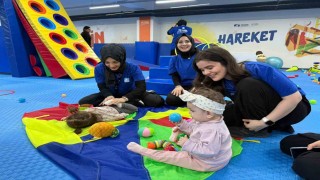 Pendikte anne ve bebekler aynı minderde jimnastik yapıyor