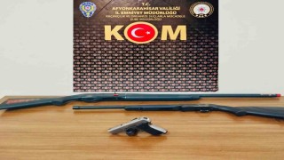 Polis 4 ruhsatsız silah ele geçirdi