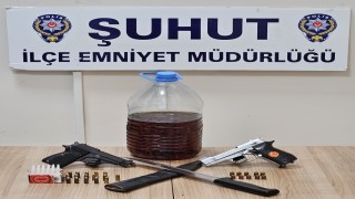 Polis iş yerine yaptığı baskında ruhsatsız silah ve bıçak ele geçirdi