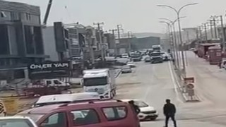 Polis kovalamacasında film gibi anlar: Şüpheli araç kamyon şoförünün hamlesiyle durduruldu