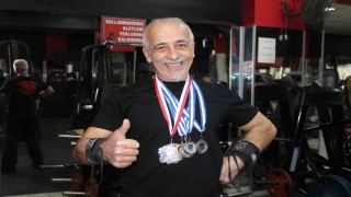 Rakip bulamayan ve gençlerle yarışan 65 yaşındaki Hakkı Bozat 420 kilo kaldırdı
