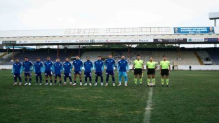 Rakip maça çıkmayınca kendi aralarında çift kale maç yaptılar